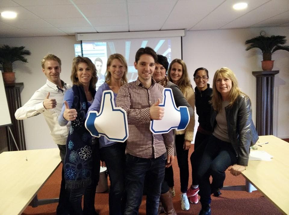 Groepsfoto na de workshop, deelnemers steken hun duim op