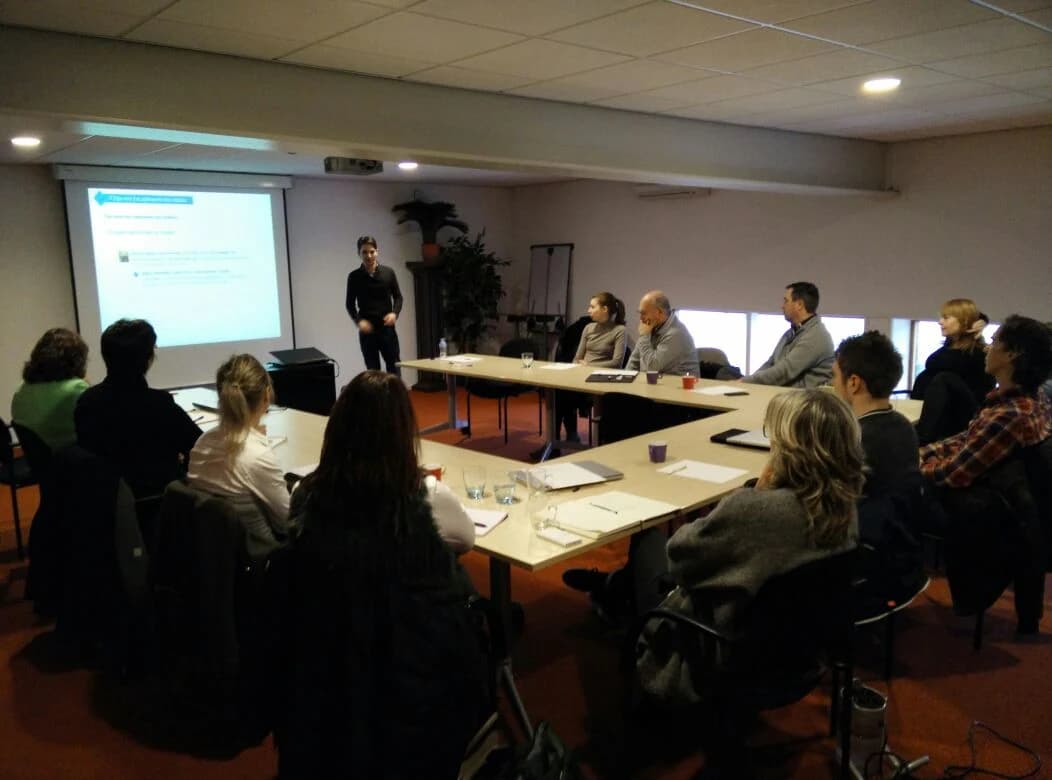 Parsifal geeft een workshop over Facebook-marketing voor een volle zaal, ruim tien jaar geleden