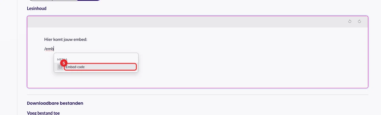 Het menu na het typen van /emb, met Embed-code gemarkeerd