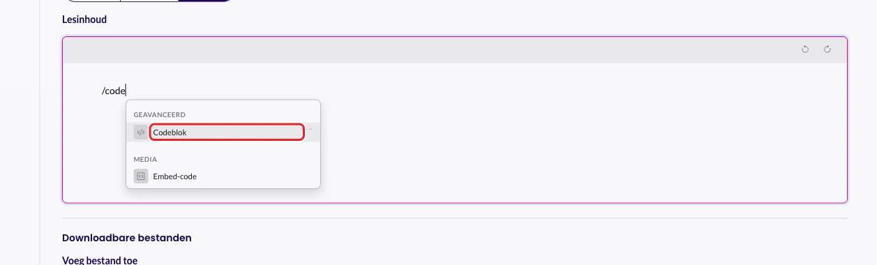 Het menu na het typen van /code, met Codeblok gemarkeerd