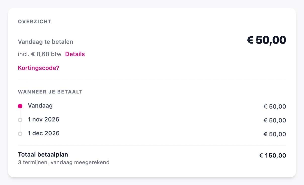 Het overzicht op een betaalpagina met 'Vandaag te betalen € 50,00', daaronder 'Wanneer je betaalt' met Vandaag, 1 nov 2026 en 1 dec 2026, elk € 50,00, en onderaan 'Totaal betaalplan € 150,00, 3 termijnen, vandaag meegerekend'
