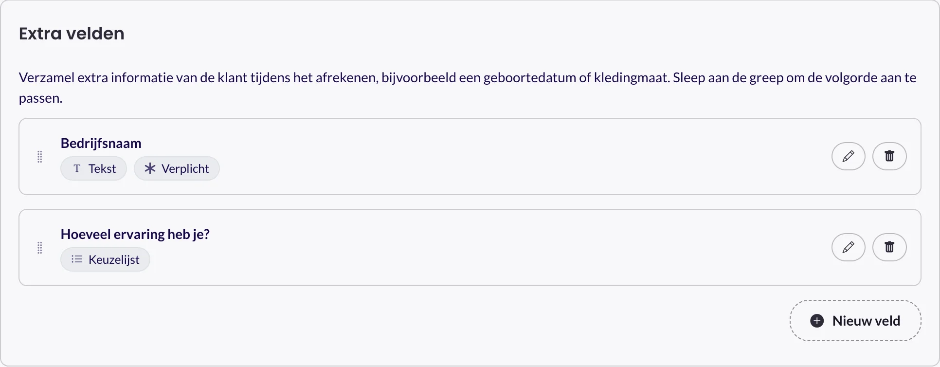 De kaart Extra velden in de editor met de velden Bedrijfsnaam (Tekst, Verplicht) en 'Hoeveel ervaring heb je?' (Keuzelijst), en de knop Nieuw veld