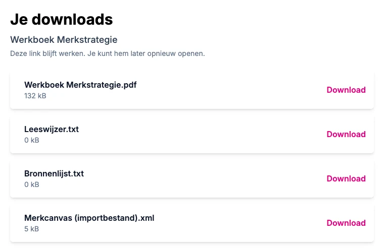 De downloadpagina van een koper, met de kop 'Je downloads', daaronder Werkboek Merkstrategie en de regel 'Deze link blijft werken. Je kunt hem later opnieuw openen.', en vier bestanden met elk een downloadknop ernaast